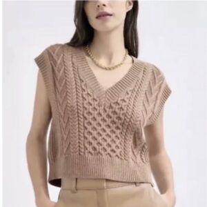 Aritzia Babaton Emporia Vest 100%
Merino Wool Cable Knit Crop Sweater
Size S